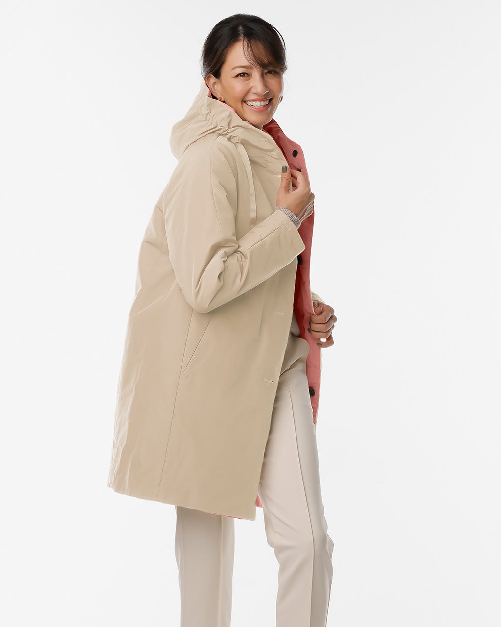 丈の短いニットカーディガンのコートの女性の秋の新しいモデルのやせて見える短いスカ