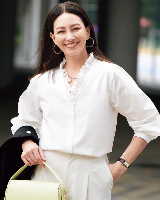 フリルデザイン・Vネックシャツ