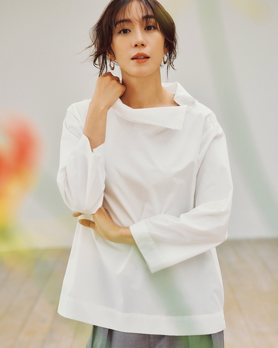 サイドボタン・スタンドカラーブラウス