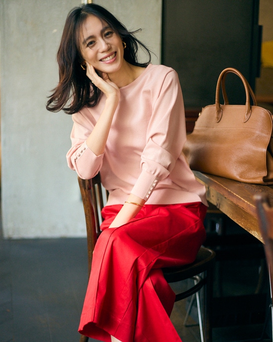 ストレッチニット・袖ボタンボートネック